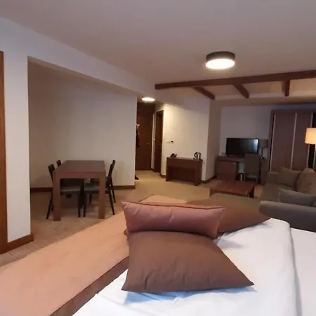 B332 Vucko Private Host Apartment 4*