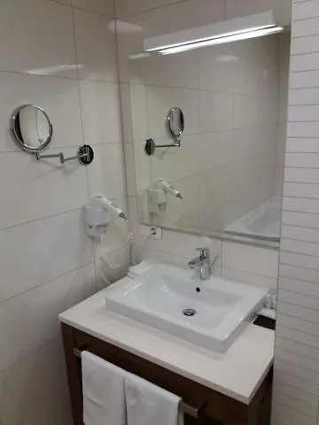 B332 Vucko Private Host Apartment 4*